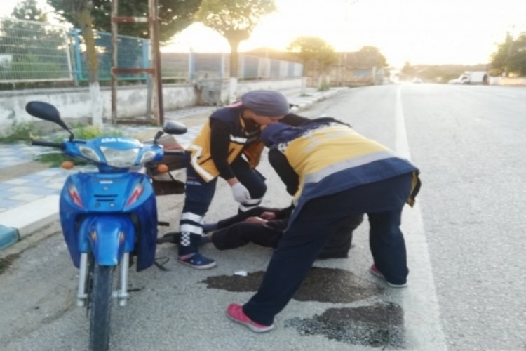 Bilecik Pazaryeri'nde k&ouml;peğe &ccedil;arpan motosiklet s&uuml;r&uuml;c&uuml;s&uuml; yola savruldu