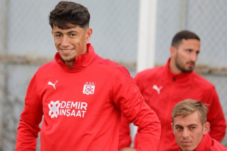 Sivasspor'da &Ouml;zkan Yiğiter'in s&ouml;zleşmesi 3 yıl uzatıldı