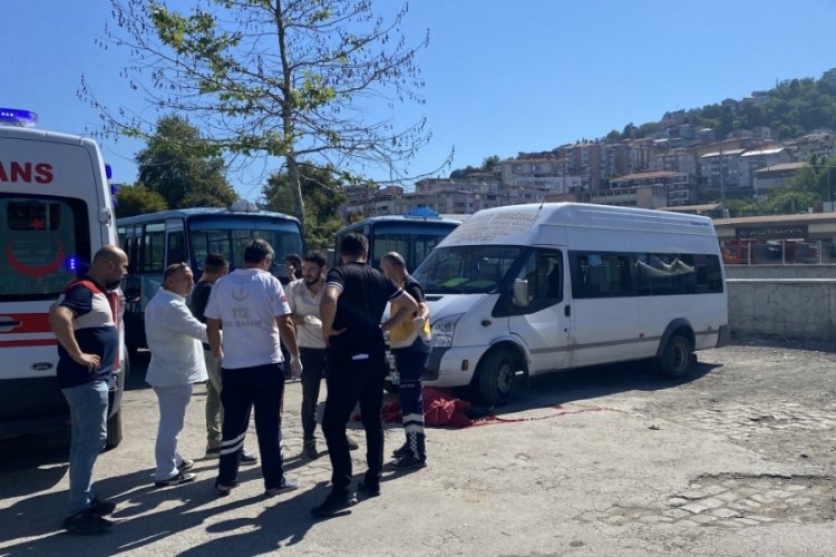 Dolmuşun altında kalan 90 yaşındaki adam hayatını kaybetti