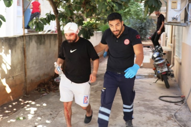 Antalya'da 2 arkadaş, sopa ve bı&ccedil;akla birbirlerini yaraladı