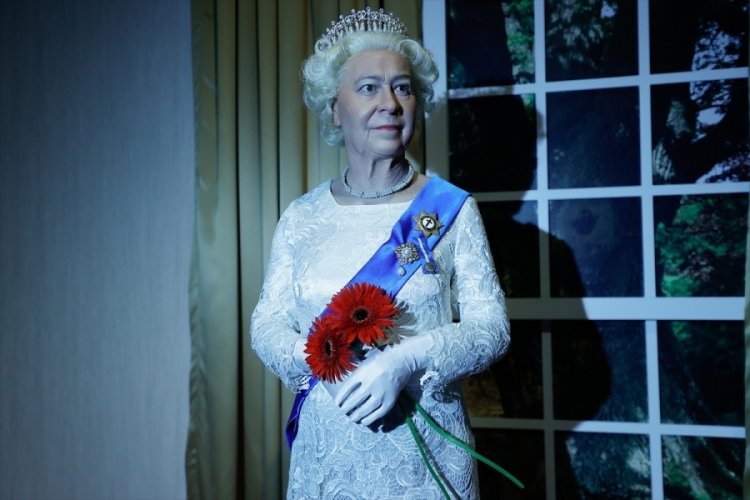 Antalya'da Krali&ccedil;e 2. Elizabeth'in bal mumu heykeli &ccedil;i&ccedil;eklerle donatıldı