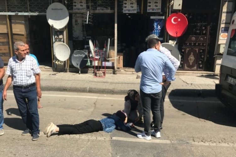 Bursa'da minib&uuml;s&uuml;n &ccedil;arptığı kadın yerde yardım bekledi