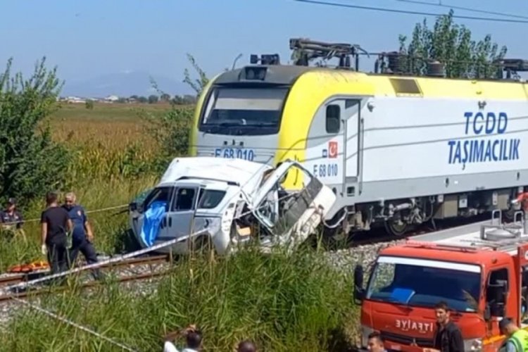 Manisa'da hemzemin ge&ccedil;ide kontrols&uuml;n giren araca yolcu treni &ccedil;arptı