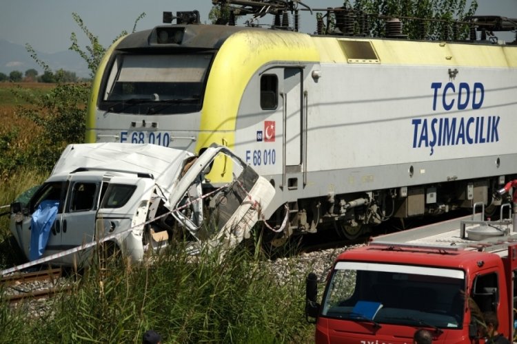 Manisa'da trenin &ccedil;arptığı aracın s&uuml;r&uuml;c&uuml;s&uuml; &ouml;ld&uuml;
