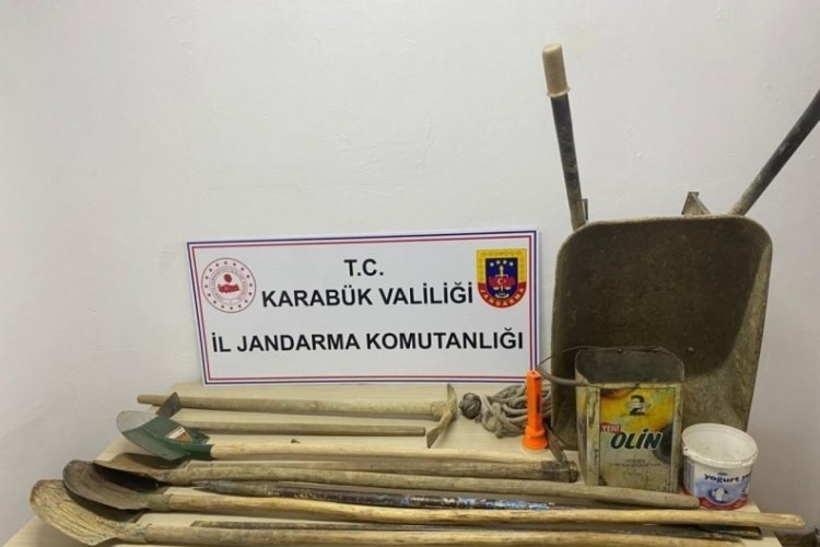 İzinsiz kazı yapan 3 kişi su&ccedil;&uuml;st&uuml; yakalandı