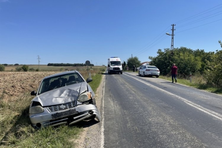 Edirne'de iki otomobil &ccedil;arpıştı, 4 kişi yaralandı