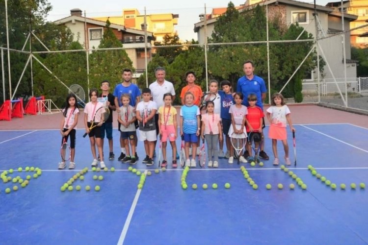 Manisa'da Yunusemre yaz tenis kursu rekor katılımla sona erdi