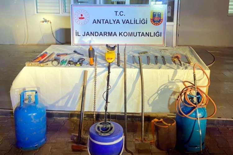 Antalya'da ka&ccedil;ak kazı ş&uuml;phelisi 3 kişi su&ccedil;&uuml;st&uuml; yakalandı