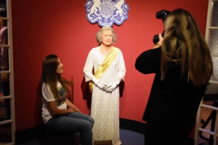 Krali&ccedil;e 2. Elizabeth'in Eskişehir'deki balmumu heykeline ilgi arttı