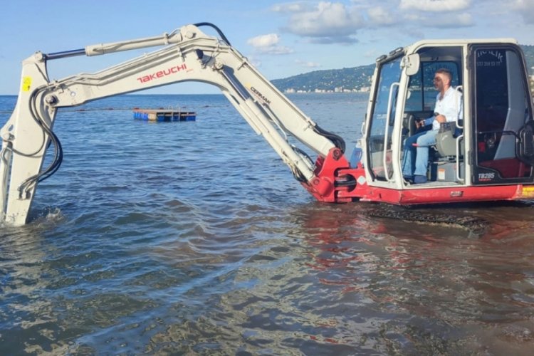 Rize'de denizde kolyesini kaybeden turistten akılalmaz y&ouml;ntem