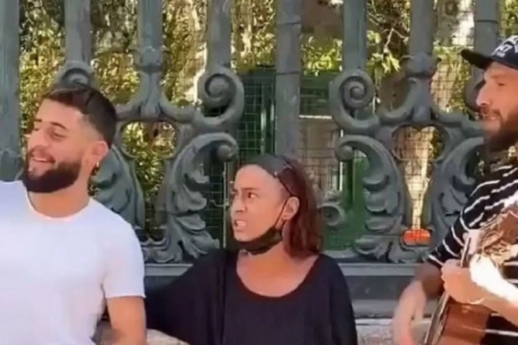 Yıldız Tilbe sokak şarkıcılarıyla şarkı s&ouml;yledi