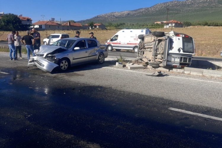 Denizli'de otomobil, hafif ticari araca &ccedil;arptı: 1 kişi yaralandı