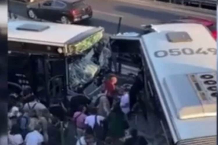 İki metrob&uuml;s &ccedil;arpıştı... Yaralılar var