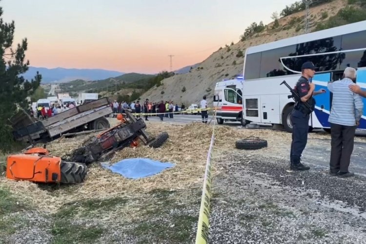 Yolcu otob&uuml;s&uuml; ile trakt&ouml;r &ccedil;arpıştı: &Ouml;l&uuml; ve yaralılar var
