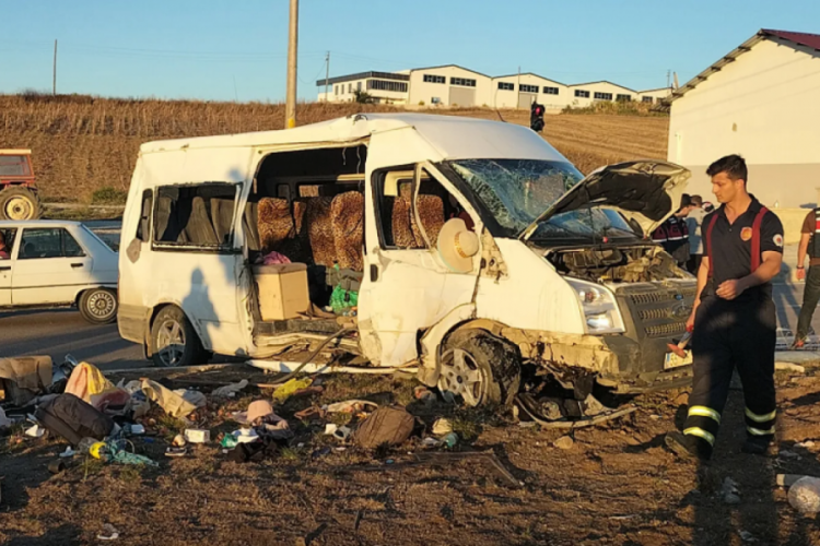Tarım iş&ccedil;ilerini taşıyan minib&uuml;s devrildi: 27 yaralı