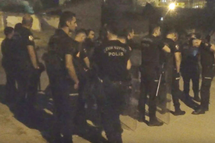 D&uuml;ğ&uuml;nde taşlı, sopalı kavga