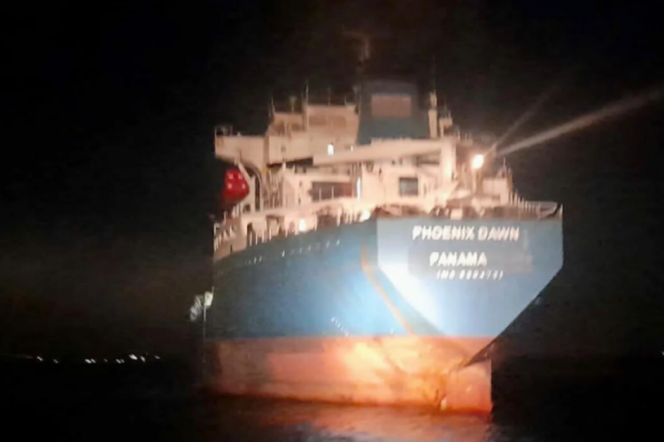 Rusya'ya giden gemi &Ccedil;anakkale'de makine arızası yaptı