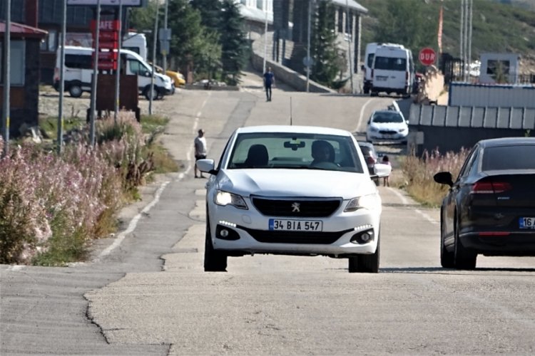 Bursa'da s&uuml;r&uuml;c&uuml;leri şaşırtan yol