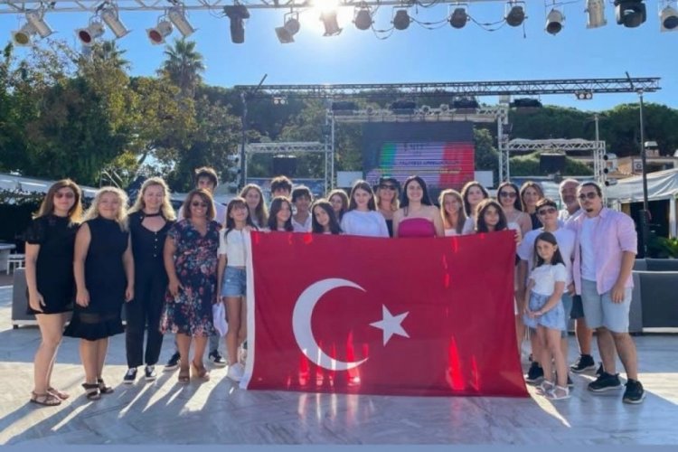Bursalı m&uuml;zisyen &ccedil;ocuklar Roma'dan 8 &ouml;d&uuml;lle d&ouml;nd&uuml;