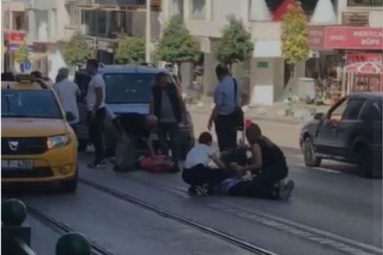 Bursa'da karşıdan karşıya ge&ccedil;mek isteyen &ccedil;ifte otomobil &ccedil;arptı