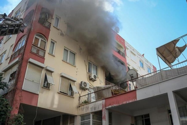 7 yaşındaki &ccedil;ocuk, &ccedil;akmakla oynarken evi yaktı