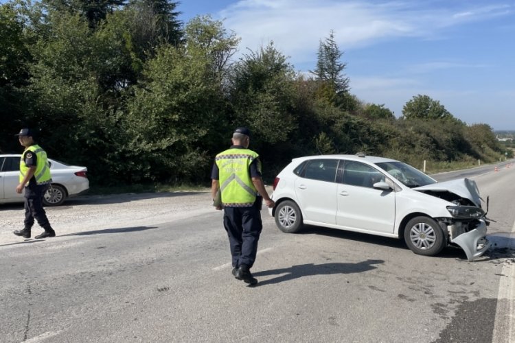 Edirne'de iki ara&ccedil; &ccedil;arpıştı: 3 kişi yaralandı