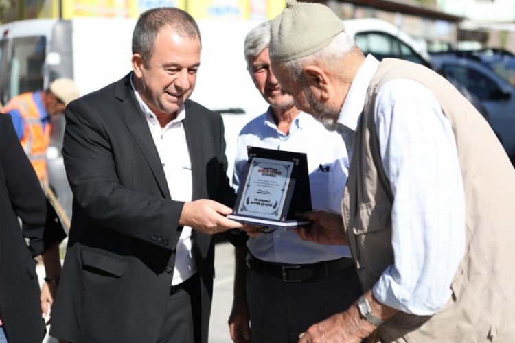 Bursa Gemlik'te 96 yaşındaki zeytinciye onu plaketi verildi