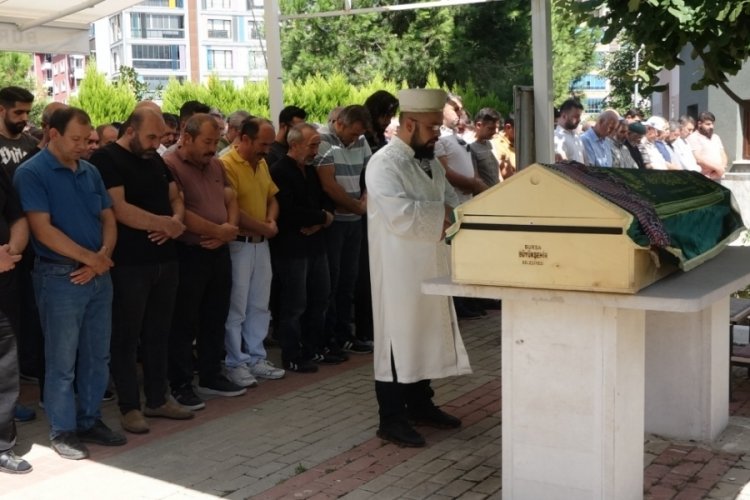 Bursa'da bariyere &ccedil;arparak hayatını kaybeden kadın g&ouml;zyaşları i&ccedil;inde defnedildi