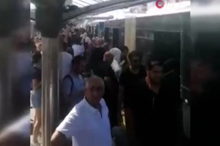 İstanbul'da metrob&uuml;s bozuldu, vatandaşlar yolda kaldı