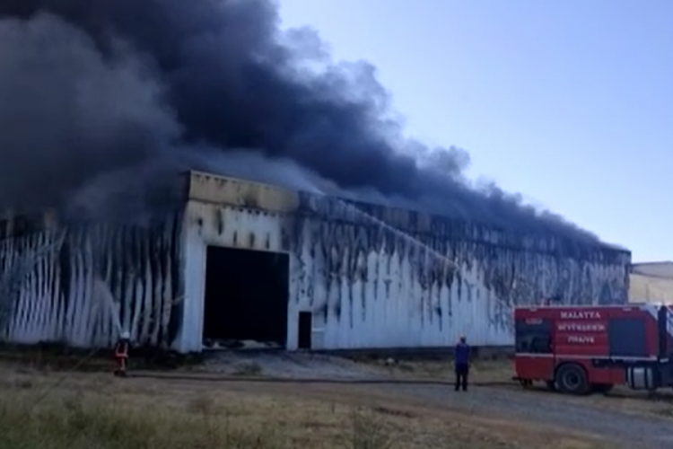 Malatya'da kayısı depolama fabrikasında yangın