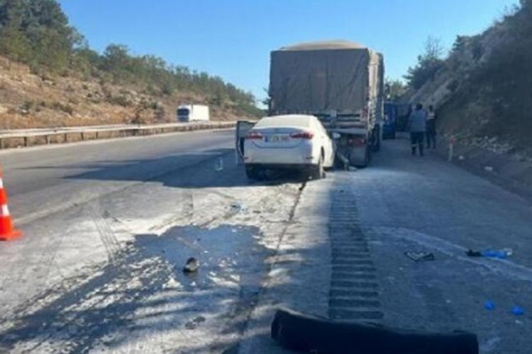 TIR'a arkadan &ccedil;arpan otomobildeki &ccedil;ift hayatını kaybetti