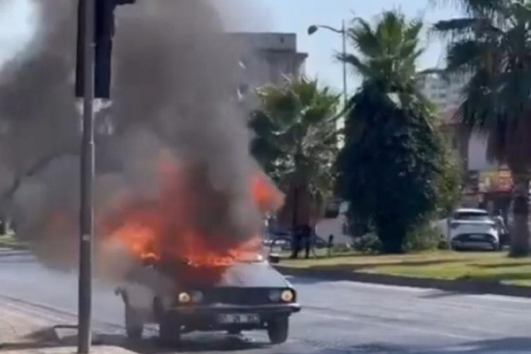 Adana'da s&uuml;r&uuml;c&uuml; sigara i&ccedil;erken otomobili de kendini de yaktı