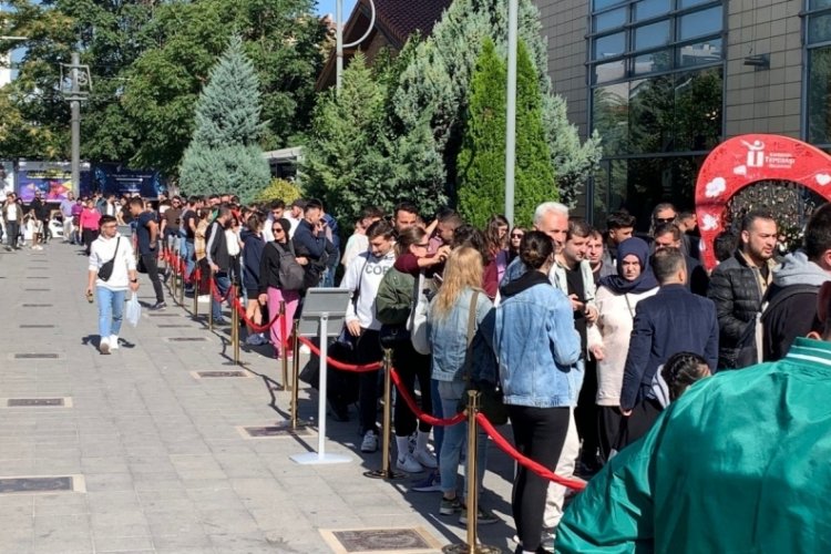 Eskişehir'de iPhone indirimini duyan mağazaya koştu