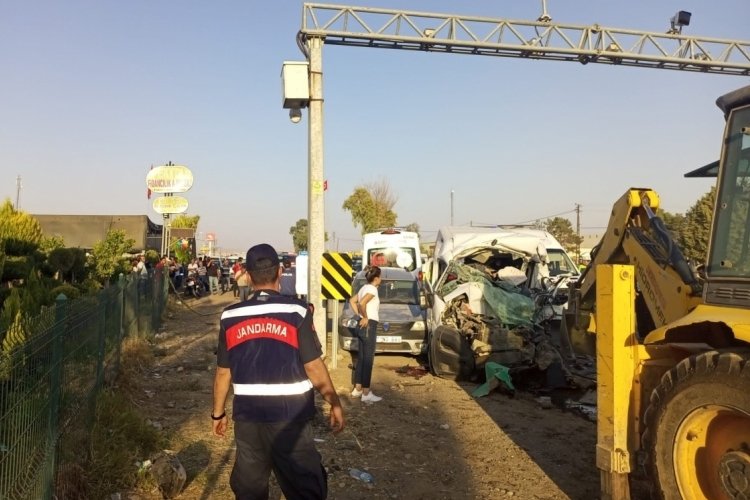 Gaziantep'te hatalı sollama kazaya neden oldu: 2 &ouml;l&uuml;, 3 yaralı