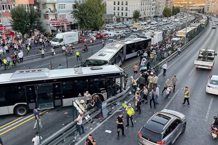 Metrob&uuml;s kazasında yaralanan yolcu o anları anlattı
