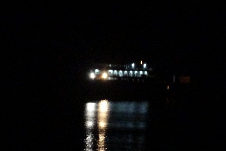 Yunan unsurlarının ateş a&ccedil;ıtığı gemi Karanlık Liman'a demirledi
