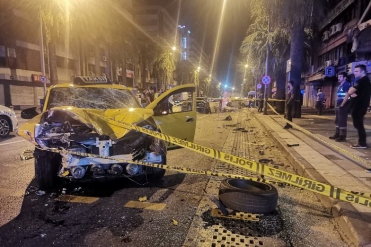 İzmir'de kontrolden &ccedil;ıkan taksi kağıt toplayan yaşlı adama &ccedil;arptı: 1 &ouml;l&uuml;, 1 yaralı
