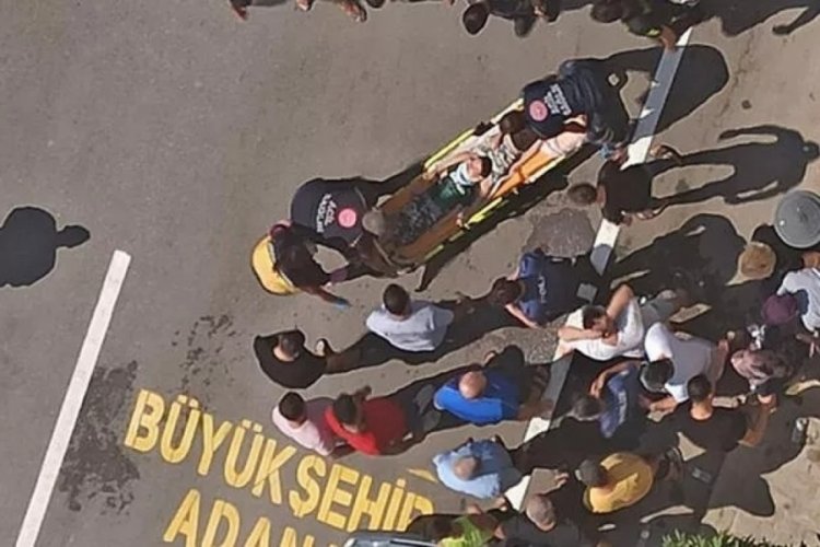 Adana'da korkun&ccedil; kaza! Ara&ccedil;, 5 ve 7 yaşındaki kardeşlere &ccedil;arptı