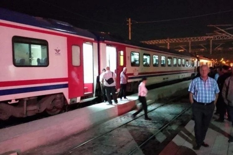 Doğu Ekspresi raydan &ccedil;ıktı, demir yolu ulaşıma kapandı