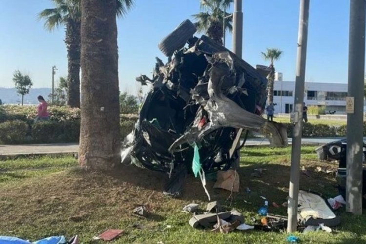 İzmir'de ara&ccedil; takla attı: 2 &ouml;l&uuml;, 1 yaralı