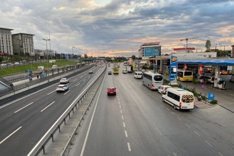 İstanbul'da okullar a&ccedil;ıldı, trafik yoğunluğu başladı