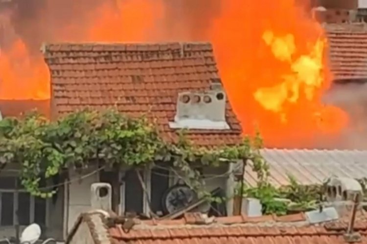 Bursa'da iki katlı ev alev alev yandı