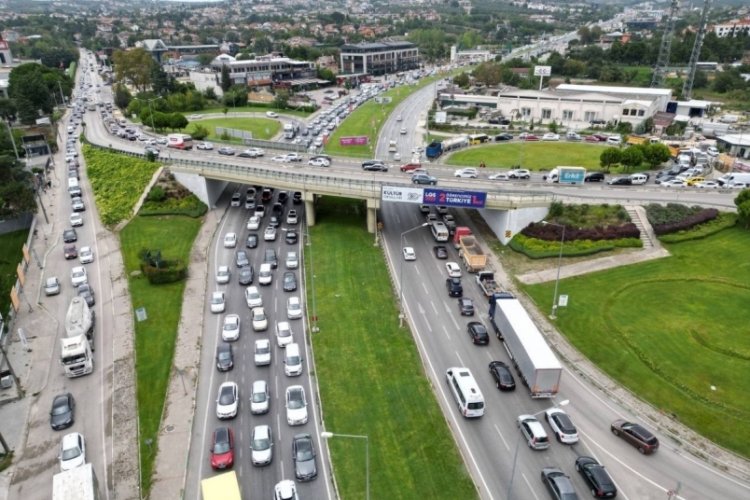 Bursa'da okullar a&ccedil;ılınca trafik kilitlendi! O anlar havadan g&ouml;r&uuml;nt&uuml;lendi