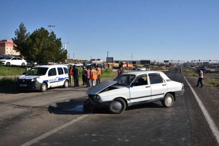 Şanlıurfa'da iki ara&ccedil; &ccedil;arpıştı: 3 kişi yaralandı