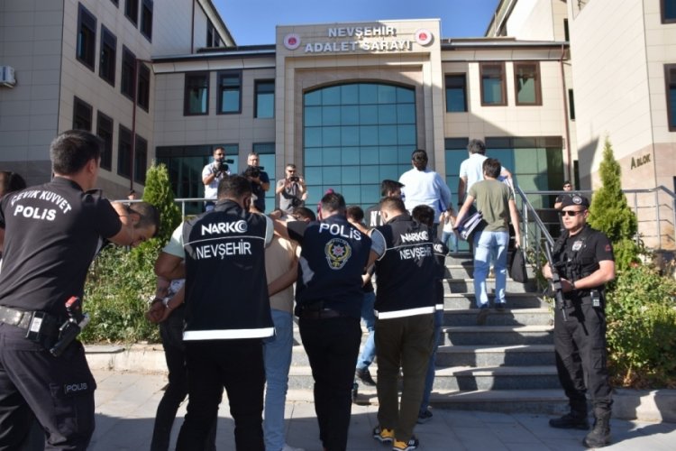 Bakan Soylu'nun y&ouml;nettiği uyuşturucu operasyonunda 33 ş&uuml;pheli adliyede