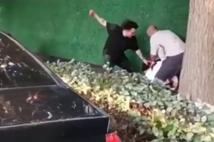 Sokağa idrarını yapan baba oğul bı&ccedil;aklandı