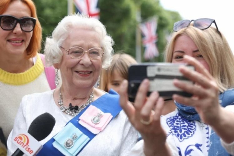 Krali&ccedil;e Elizabeth'e benziyor