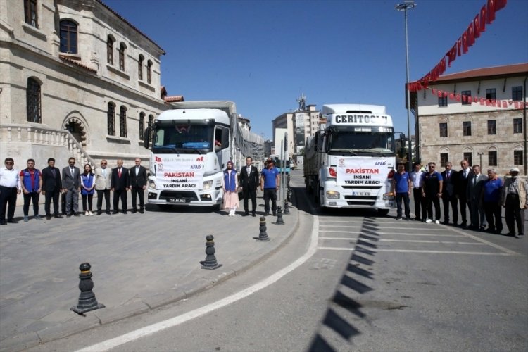 Sivas'tan, Pakistan'a 2 yardım tırı