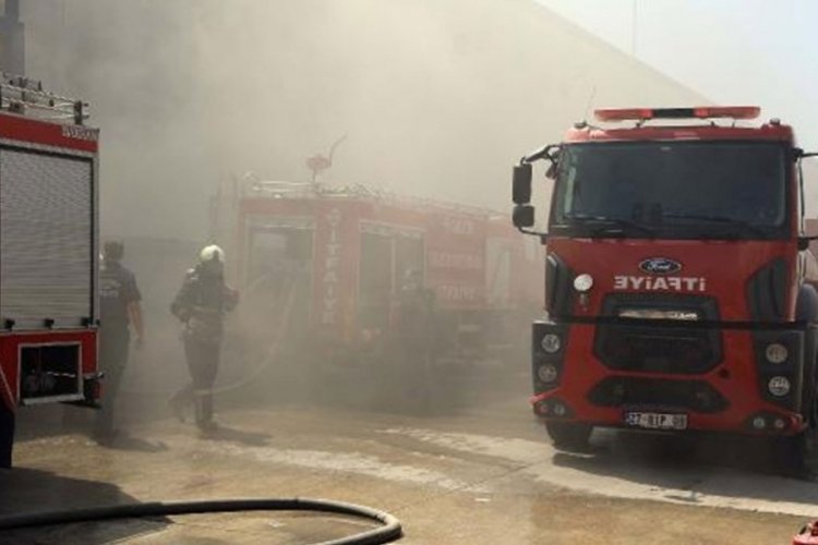 Gaziantep'te halı fabrikasında yangın: Basın mensubunu darp ettiler