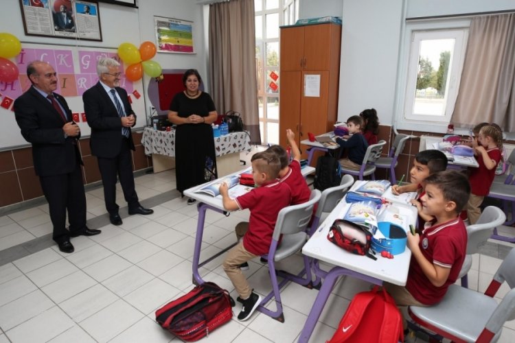 Bursa'da yeni eğitim &ouml;ğretim d&ouml;neminin ilk g&uuml;n&uuml;nde &ouml;ğrencilere s&uuml;rpriz
